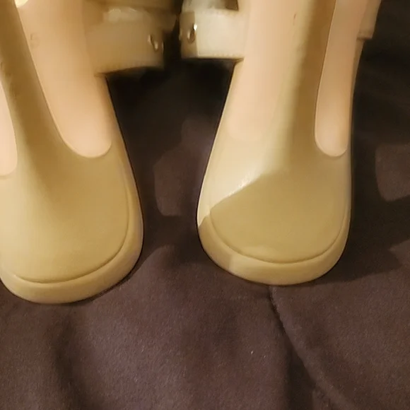 Elegant Tan Mules with Gold Accents - Picture 5 of 7